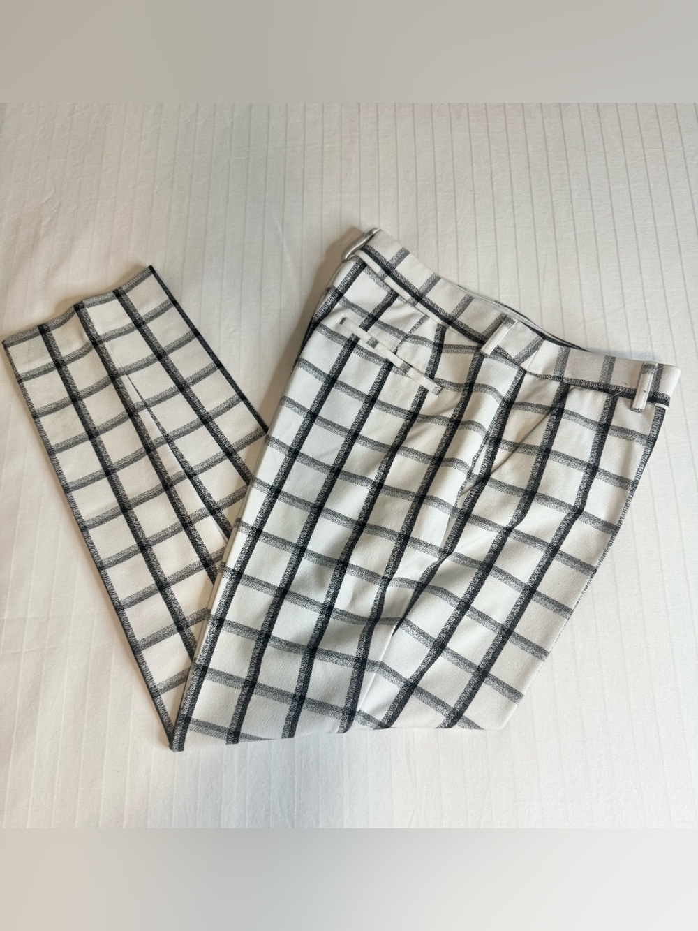 Express Women’s White and Black Windowpane Cropped Pants